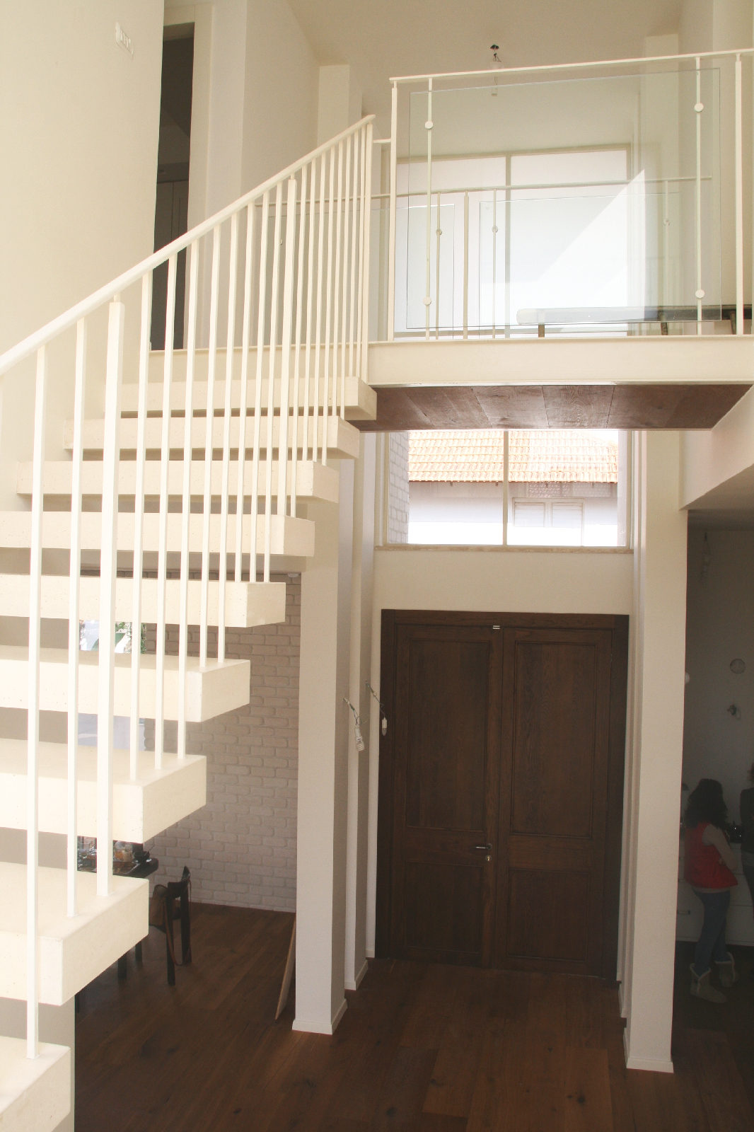 מדרגות בטון לבן תלויות ופרקט עץ מלא. בחירת חומרי גמר